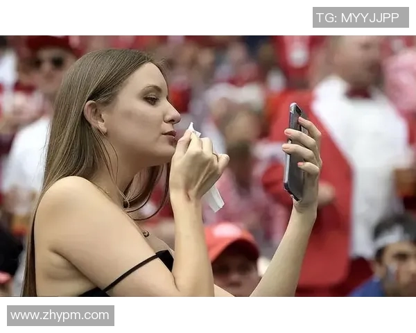 女球迷因过度骚扰足球明星遭到反击引发热议